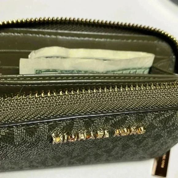 EUC 🔥Michael Kors Card Case Zipped Wallet - Picture 13 of 16